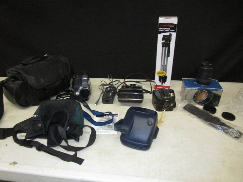 lot 80 image: Old cameras