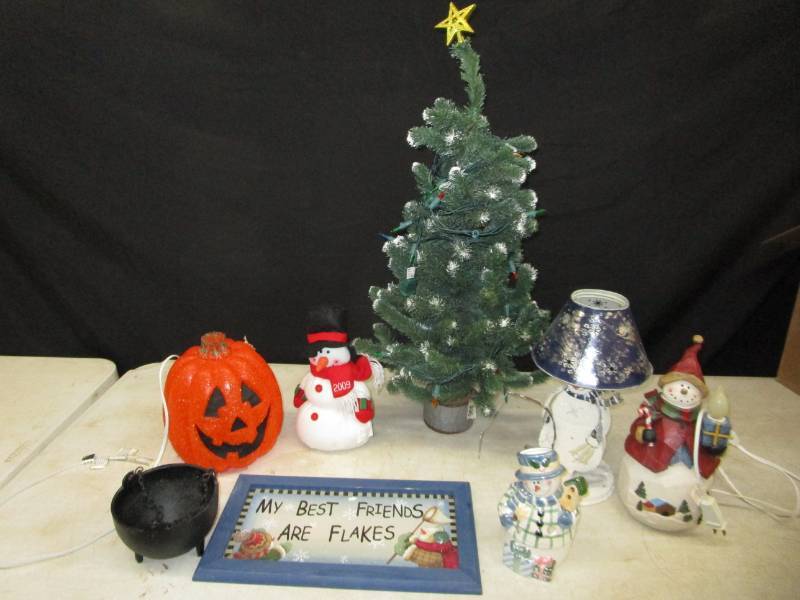 lot 81 image: Decorations
