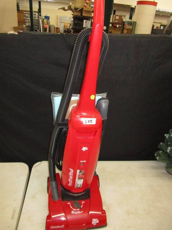 lot 82 image: Dirt Devil Vacuum
