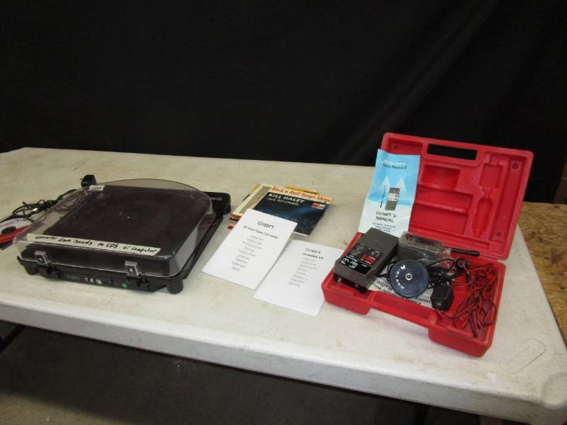 lot 84 image: Records to cd converter, 45s and handled 2 way radio