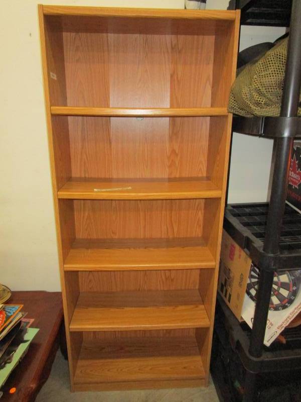 lot 111 image: Book Shelf