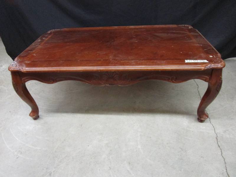 lot 113 image: Coffe table