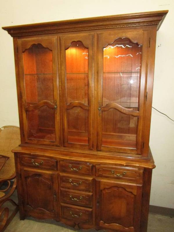 lot 1 image: Beautiful Ethan Allen Hutch