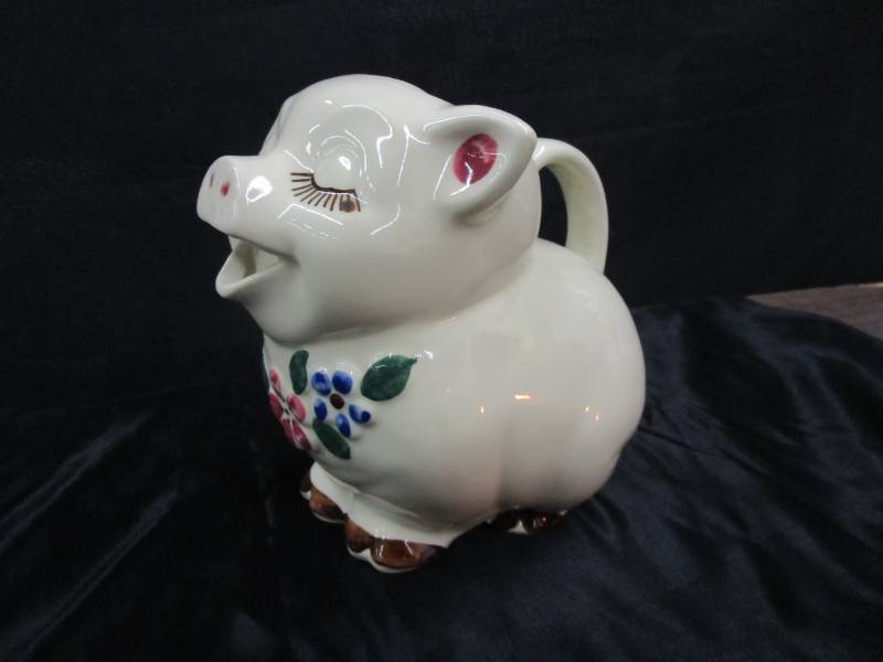 lot 128 image: Vintage Large Shawnee Smiley Pig Pitcher