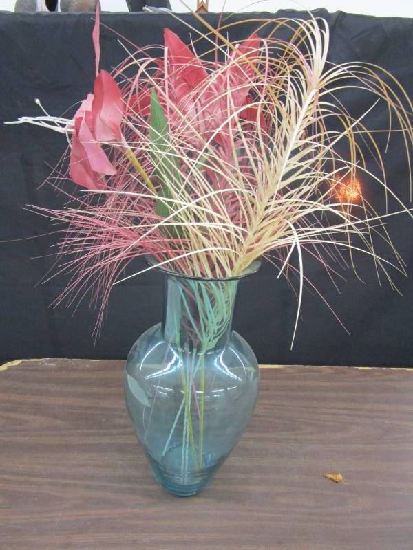 lot 136 image: 20 Large vase