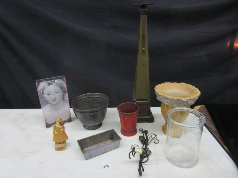 lot 146 image: Various House dcor