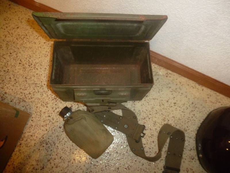 lot 20 image: Military Ammo Box & Canteen