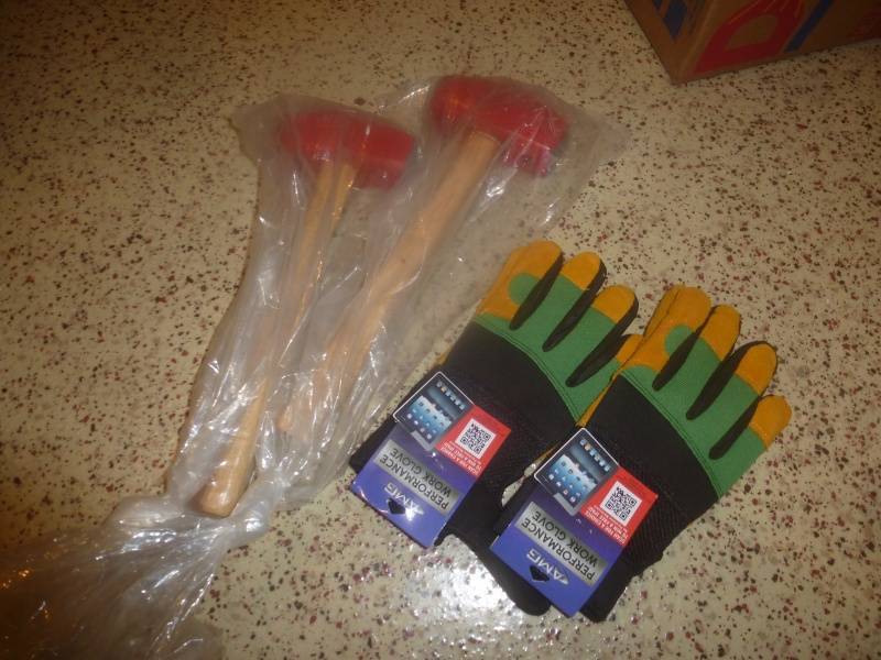lot 23 image: Hammers & Gloves