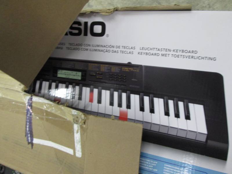 lot 40 image: Casio LK-265 61-Key Lighted Portabl...