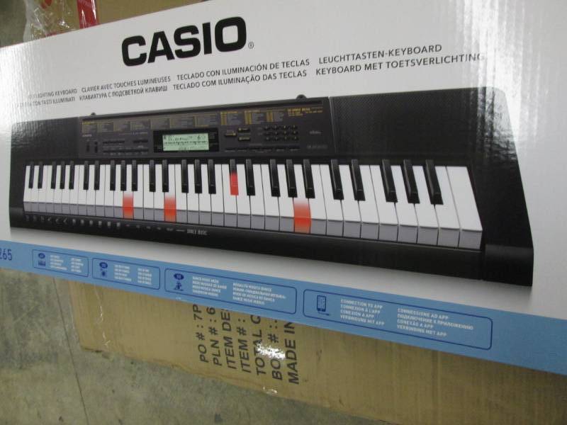 lot 42 image: Casio LK-265 61-Key Lighted Portabl...