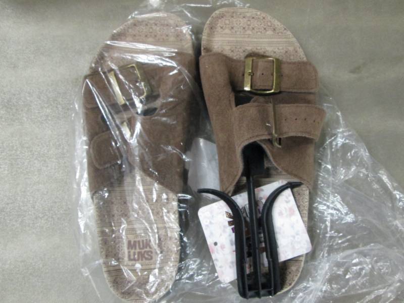 lot 96 image: Size 10 Muk Luk Sandals...