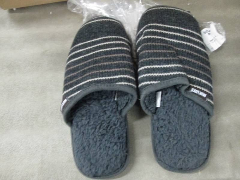 lot 97 image: Mens Size 1011 Muk Luk Slippers...