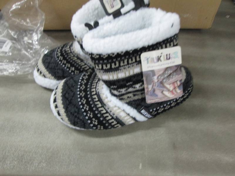 lot 99 image: Size 10 Muk Luk Boots...