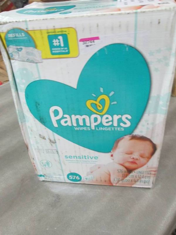 lot 257 image: Case of Pampers Sensitive Wipes 576...