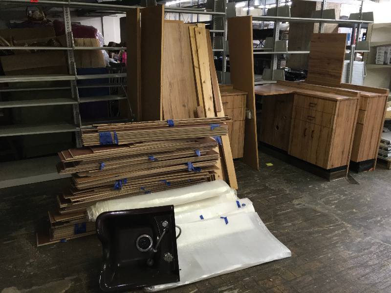 Wooden Beauty Shop Stations, Salon Sink, Laminate Flooring