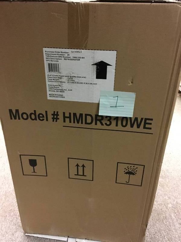 lot 1 image: HOMA HMDR310WE Magic Chef 3.1 cu. ft. Mini Refrigerator in White not used