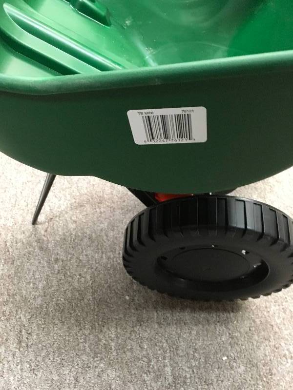 lot 43 image: Scotts Lawns 76121 Turf Builder Edge guard Mini Broadcast Spreader in working condition