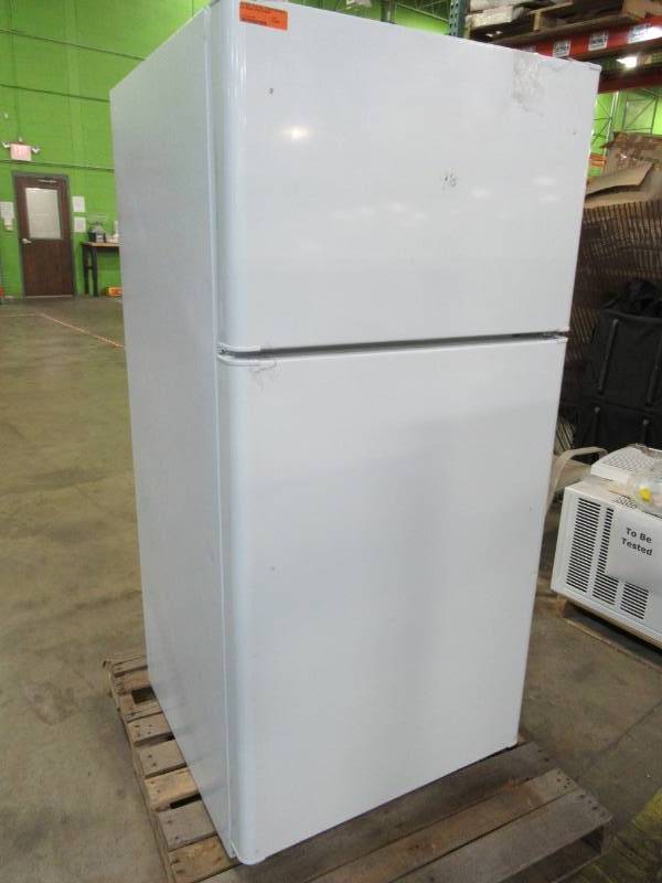 lot 28 image: GE 20.8-cu ft Top-Freezer Refrigerator (White) GTS21FGKWW