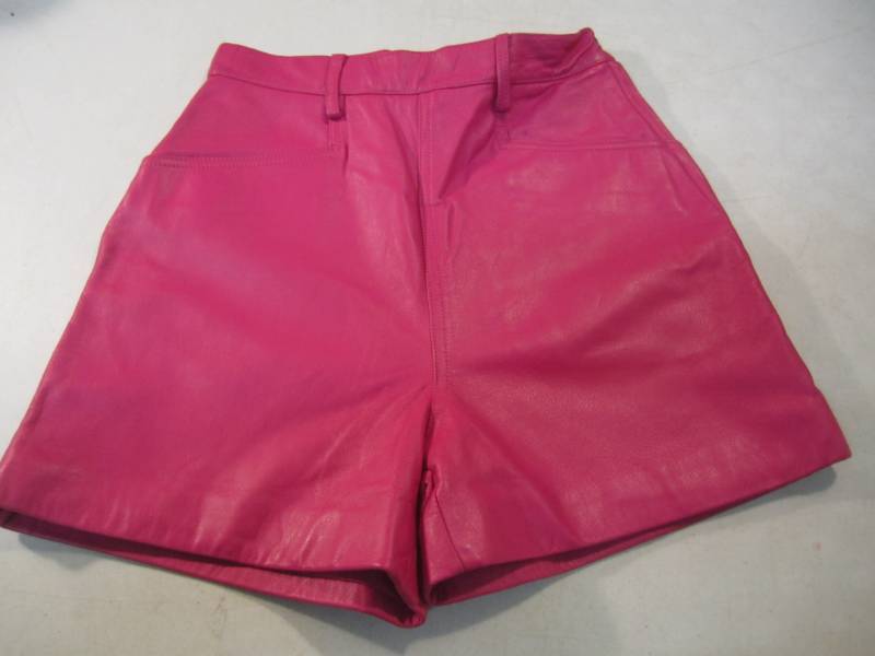 lot 72 image: Wilsons Leather Leather Shorts Size...