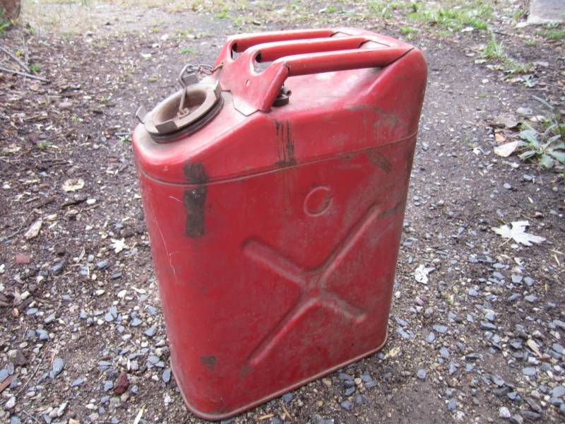 lot 129 image: Vintage 1978 5 Gallon USMC Gas Can ...