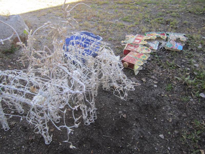 lot 185 image: Lot of Outdoor Christmas Decor 3 An...