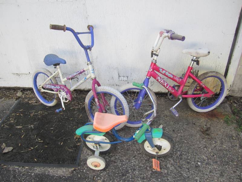 lot 187 image: Lot of 3 Kids Bicycles  RED...