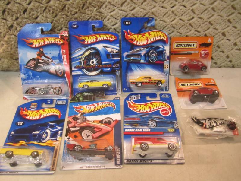 lot 194 image: Lot of Hot Wheels and Matchbox Cars...