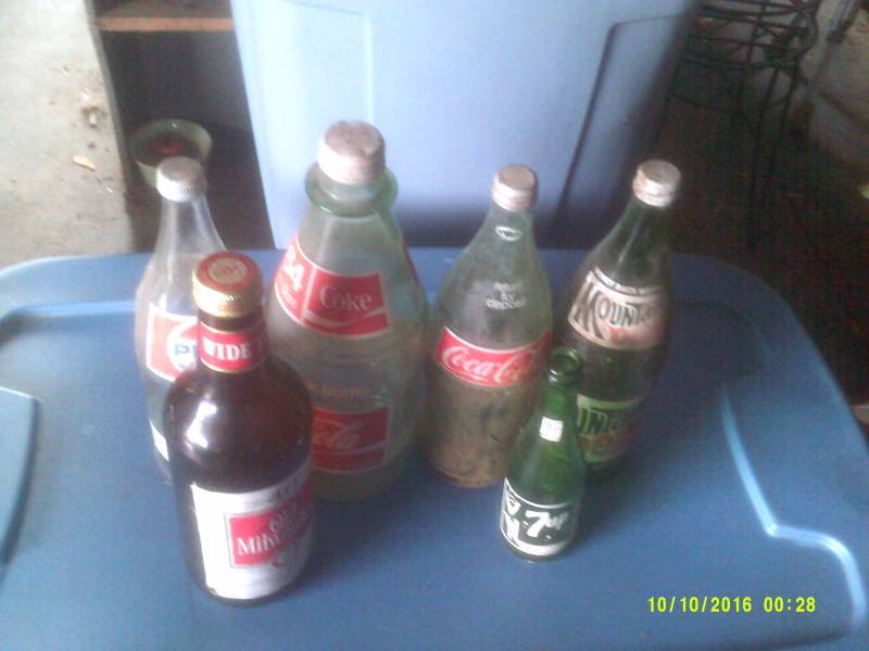 COLLECTIBLE COKE , PEPSI , 7 UP AND BEER BOTTLES