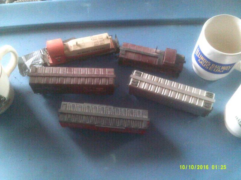 ILLINOISE NATIONAL TRAIN AND CUPS