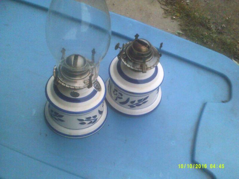 2 COLLECTIBLE OIL LAMPS