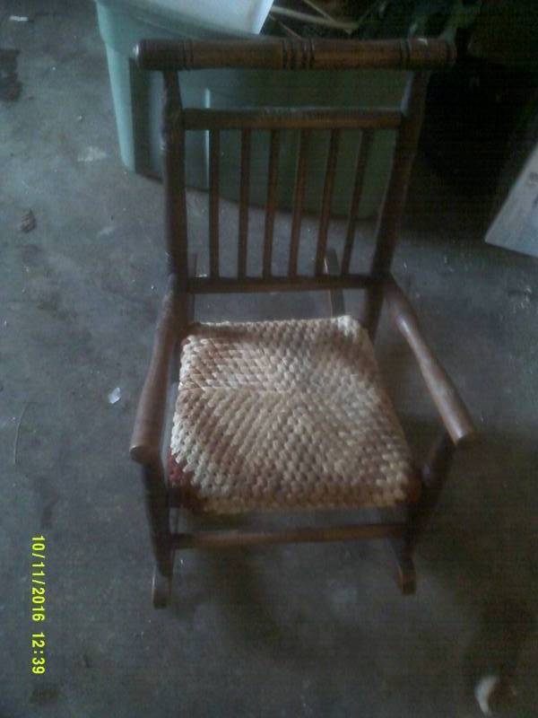 ANTIQUES WOODEN CHILDS CHAIR