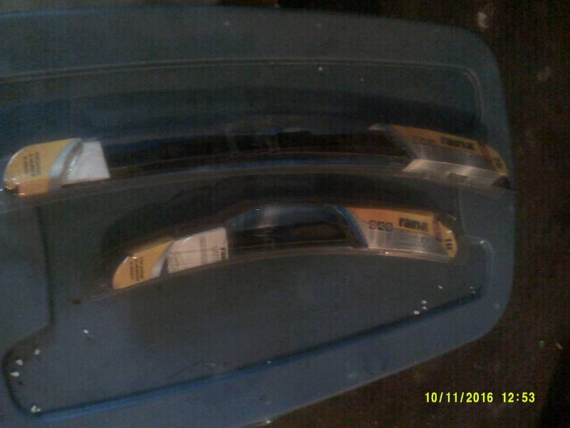 26 AND 18 INCH RAIN X WIND SHIELD WIPERS