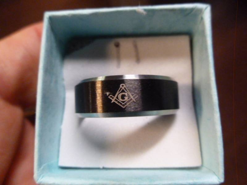 lot 8 image: Mens Ring