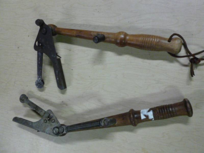 lot 61 image: Vintage Clay Pigeon Throwers