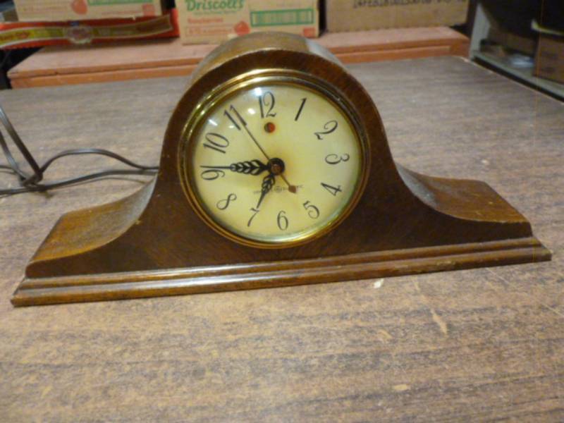 lot 101 image: Vintage Clock
