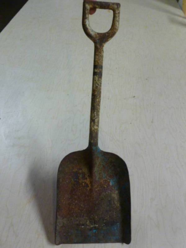 lot 120 image: Vintage Sandbox Shovel