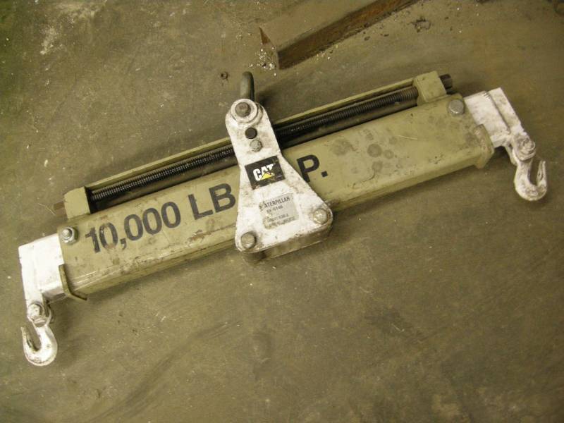 lot 21 image: CAT 10,000 lb Load Leveler