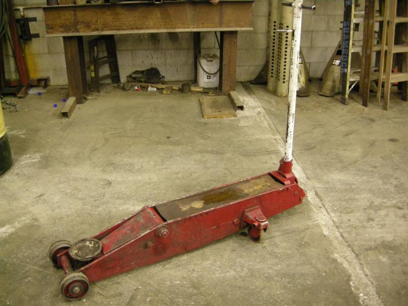 lot 22 image: Heavy Duty 10 Ton Floor Jack