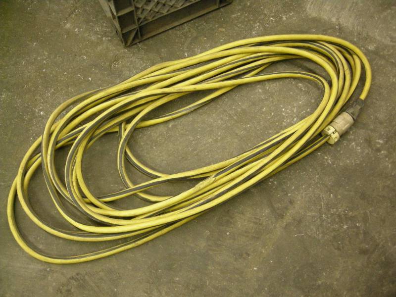 lot 27 image: Heavy Duty 103 Extension Cord