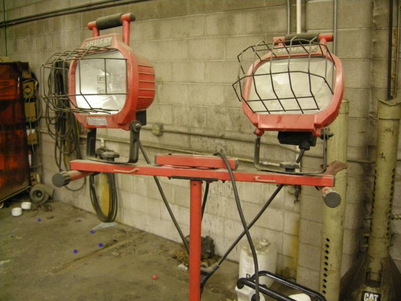 lot 45 image: Husky Shoplight