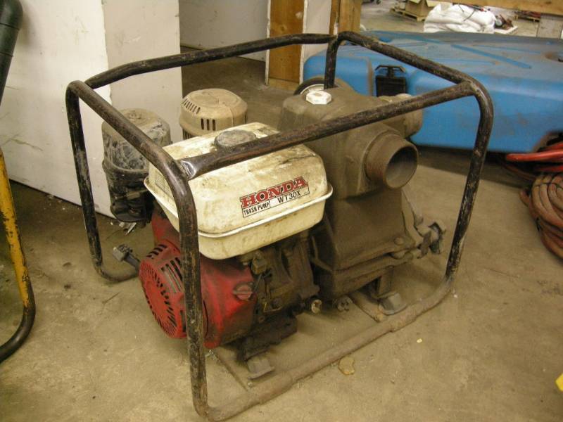 lot 83 image: Honda Trash Pump