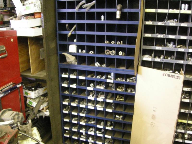 lot 124 image: Many Parker Hose Fittings in Parts Cabinet
