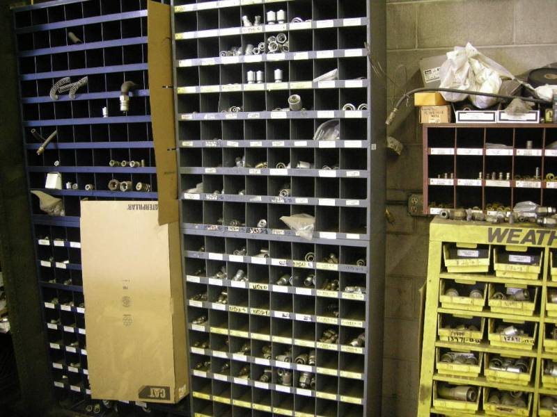 lot 123 image: Many Parker Hose Fittings in Parts Cabinet