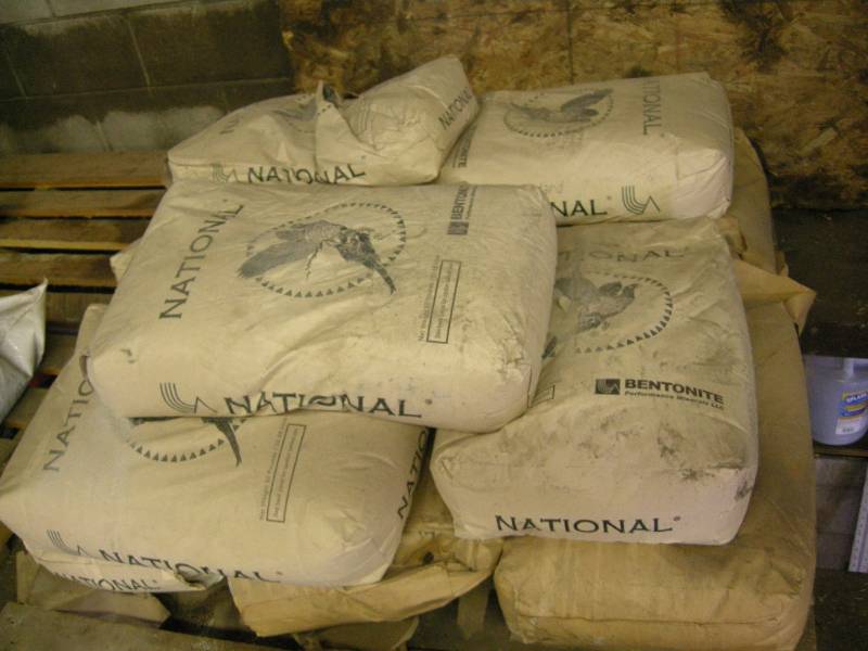 lot 128 image: 10 Bags National Bentonite