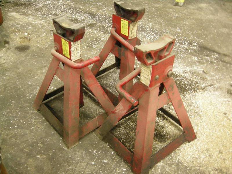 lot 142 image: Three 10 Ton Jack Stands