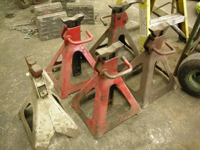 lot 145 image: Five 6 Ton Jack Stands