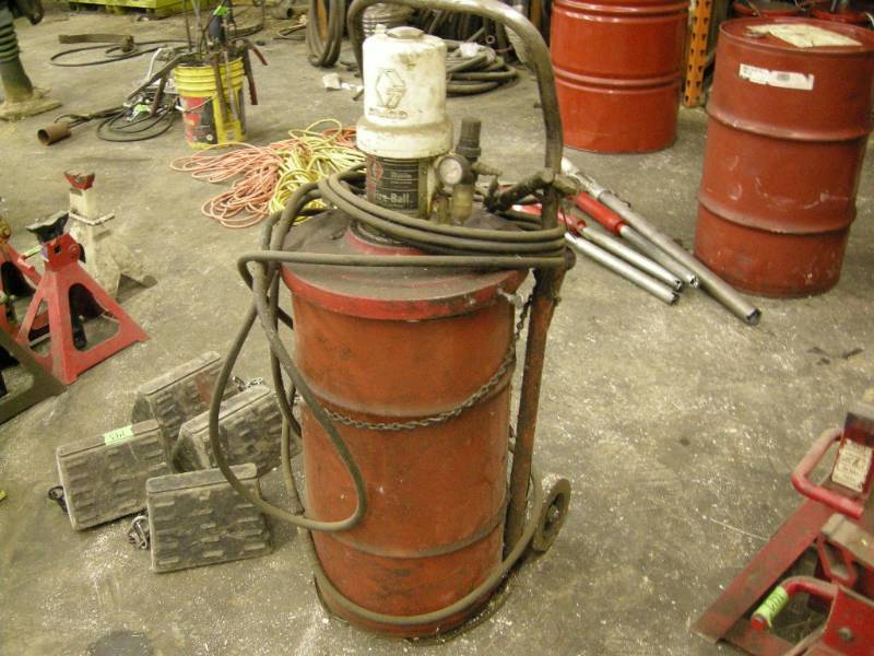 lot 147 image: Pneumatic Mobile Greaser