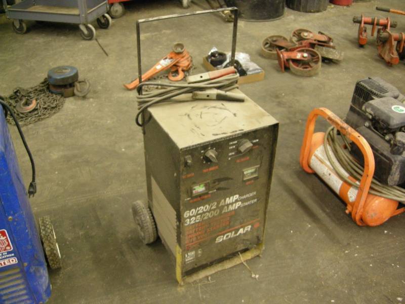lot 162 image: Solar Battery ChargerEngine Starter