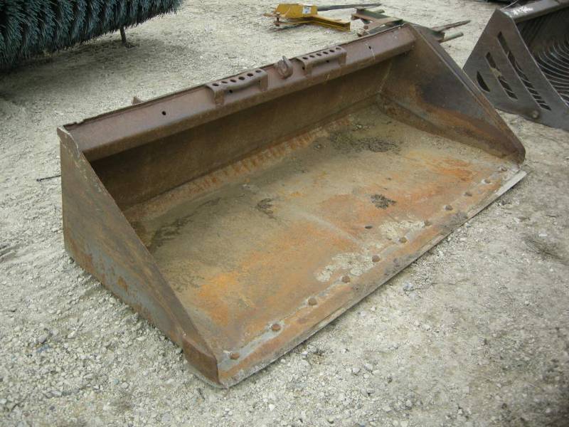 lot 4 image: Skidsteer Standard Bucket