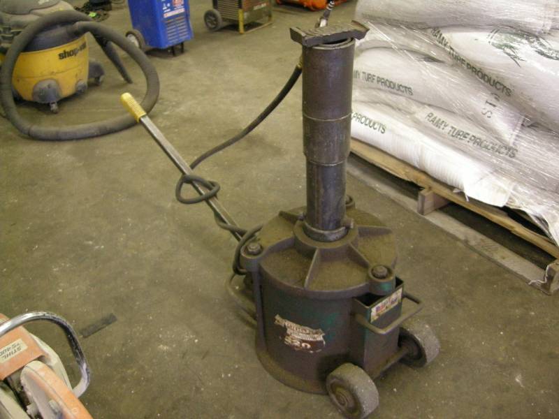 lot 189 image: Emerson 12 Ton Air Lift Jack